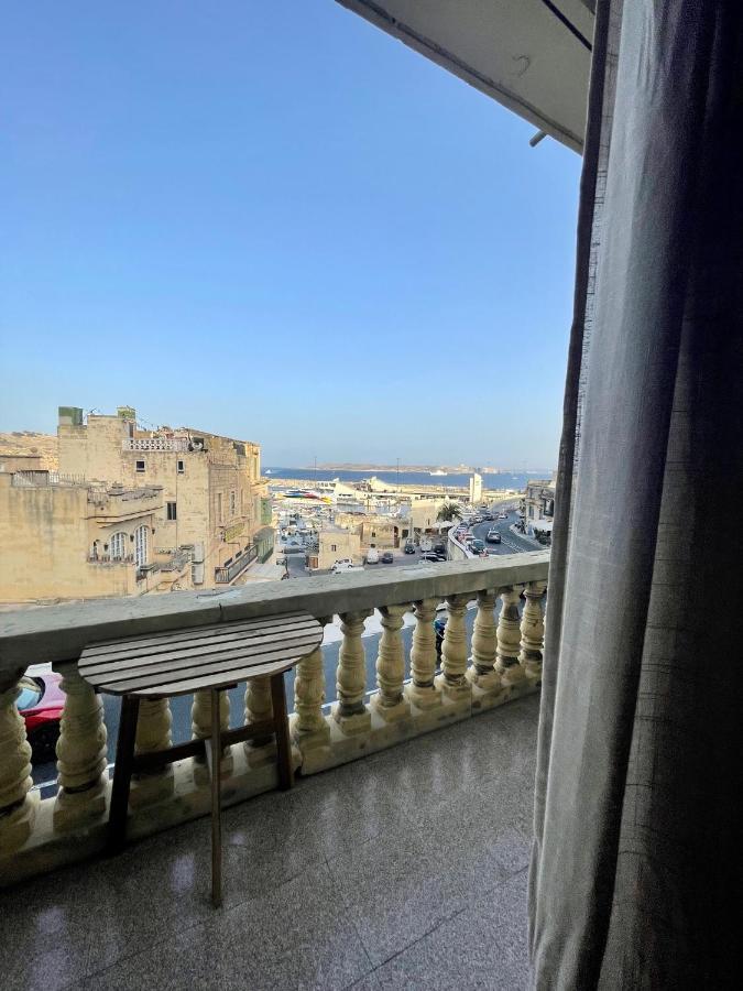 Seafront Apartment With Balcony Overlooking Marina Għajnsielem Exterior foto